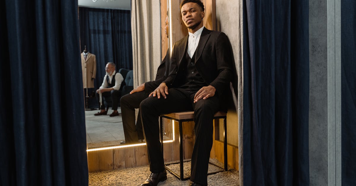 découvrez une spacieuse master suite aménagée dans les combles, offrant confort, luminosité et un espace intime idéal pour se détendre.