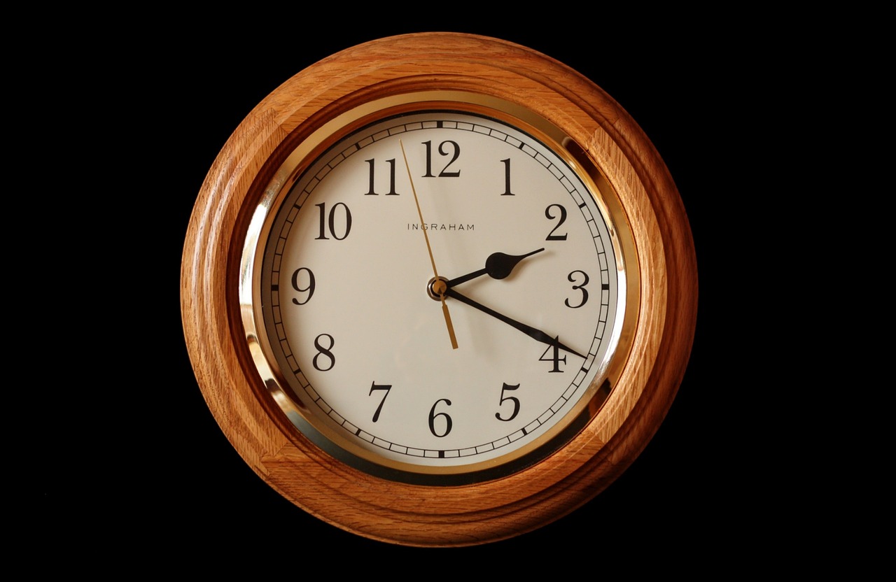 découvrez notre collection d'horloges murales alliant design moderne et fonctionnalité pour embellir votre intérieur.