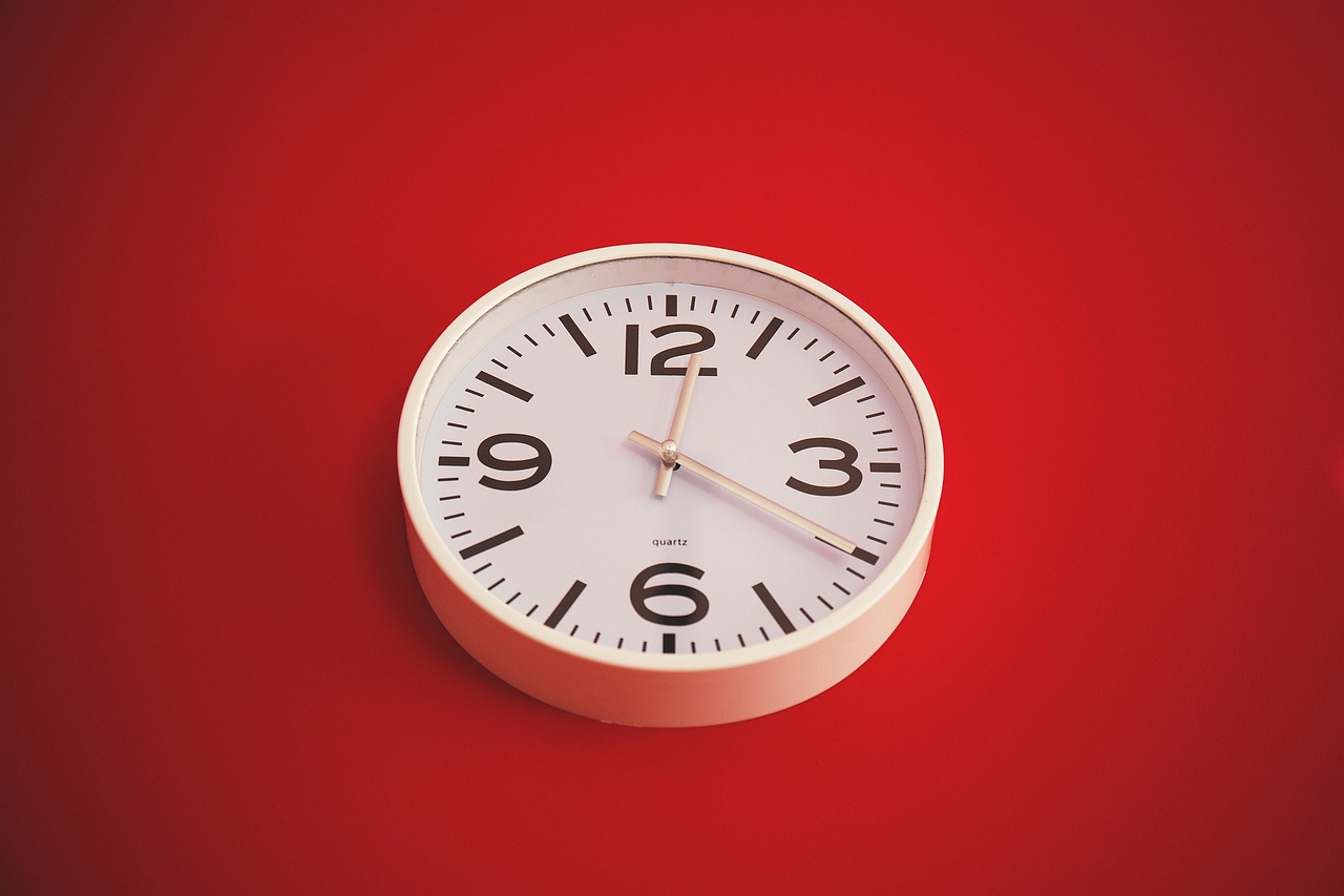découvrez notre collection d'horloges murales élégantes et modernes pour embellir votre intérieur avec style et fonctionnalité.