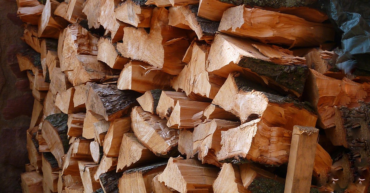 solutions pratiques et efficaces pour le stockage du bois de chauffage, garantissant un bois sec et prêt à l'emploi toute l'année.