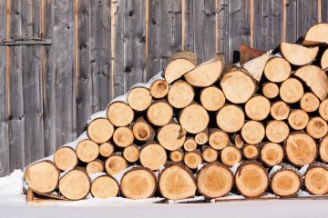 solutions efficaces et durables pour le stockage du bois de chauffage, garantissant un bois sec et prêt à l'emploi toute l'année.